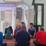 Dekat dengan Rakyat, Rifki Rifani Ikut Bersihkan Mesjid Desa Awang Besar dan Beri Bantuan Pembangunan