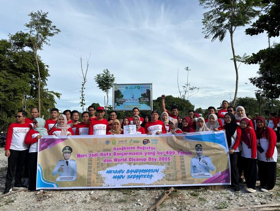 Diskominfotik Kota Banjarmasin Kompak Gelar Gotong Royong di RK Ilir