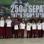 Ribuan Siswa Banjarmasin Terima Sepatu Gratis