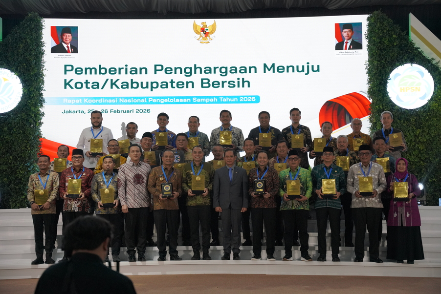 Pengelolaan Sampah HST Diakui Nasional, Bupati Samsul Rizal Terima Sertifikat dari Kementerian LH