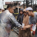 Bupati HST Turun Langsung Bantu Lima Rumah Yang Terbakar Di Gang Sawahan
