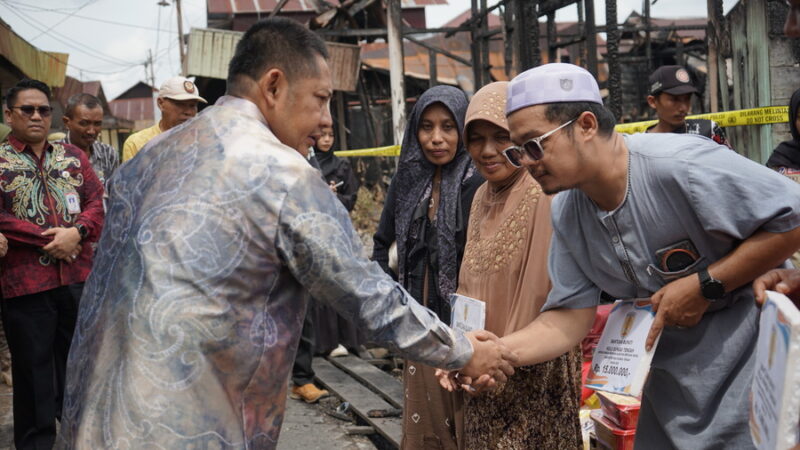 Bupati HST Turun Langsung Bantu Lima Rumah Yang Terbakar Di Gang Sawahan