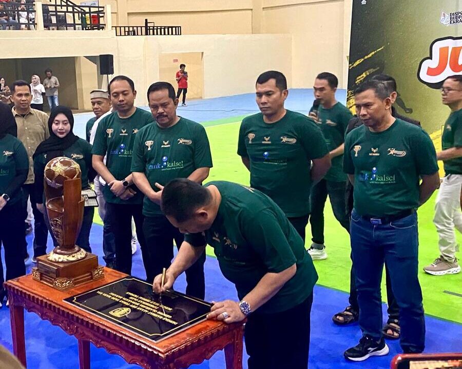 Bupati HST Resmikan Gedung Olahraga Murakata, Serahkan Piala Turnamen Futsal Ramadan Sesion VI Pertanda Pertandingan Dimulai