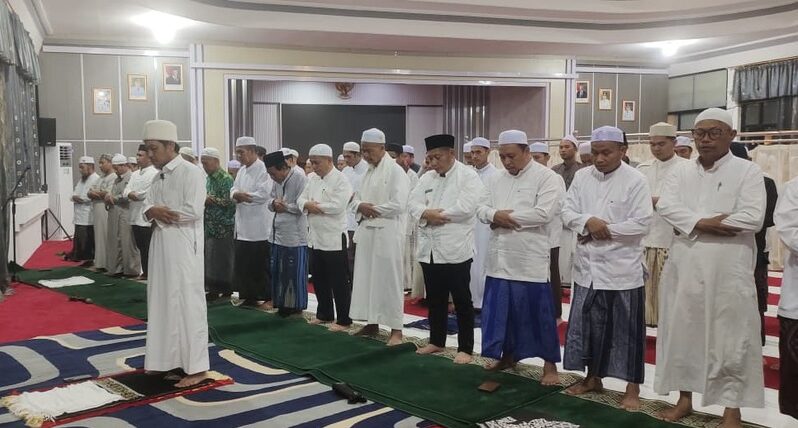 Disdik HST Jalin Silaturrahmi dan Tarawih Berjama’ah bersama Tenaga Didik Taman Pendidikan Al-Qur’an (TPA) se-Kabupaten HST