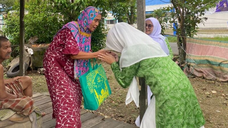PC. Fatayat NU HST Tebarkan Kebahagiaan, Bagikan 25 Paket Sembako dan 120 Takjil Untuk Masyarakat