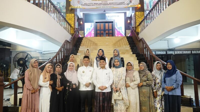 Ketua Komisi II DPR RI Serahkan Program Rp150 Miliar Untuk Keberlanjutan Pengelolaan Sampah Banjarmasin Saat Bukber di Balai Kota