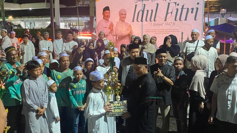 Bupati HST Serahkan Hadiah Juara Pawai Takbiran, Setda HST dan Karamatul Muhsidin Raih Juara I