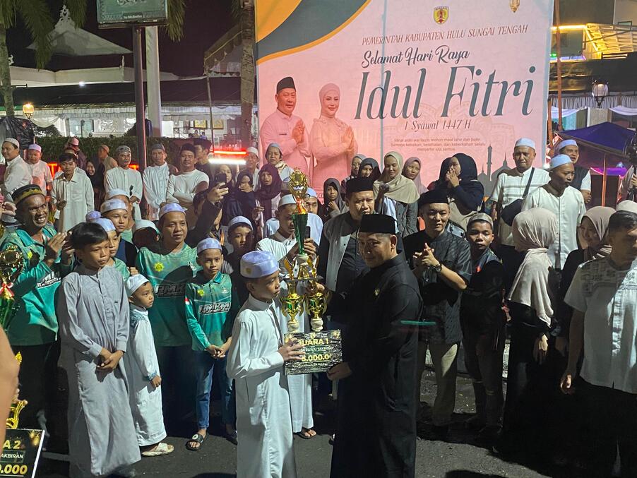 Bupati HST Serahkan Hadiah Juara Pawai Takbiran, Setda HST dan Karamatul Muhsidin Raih Juara I