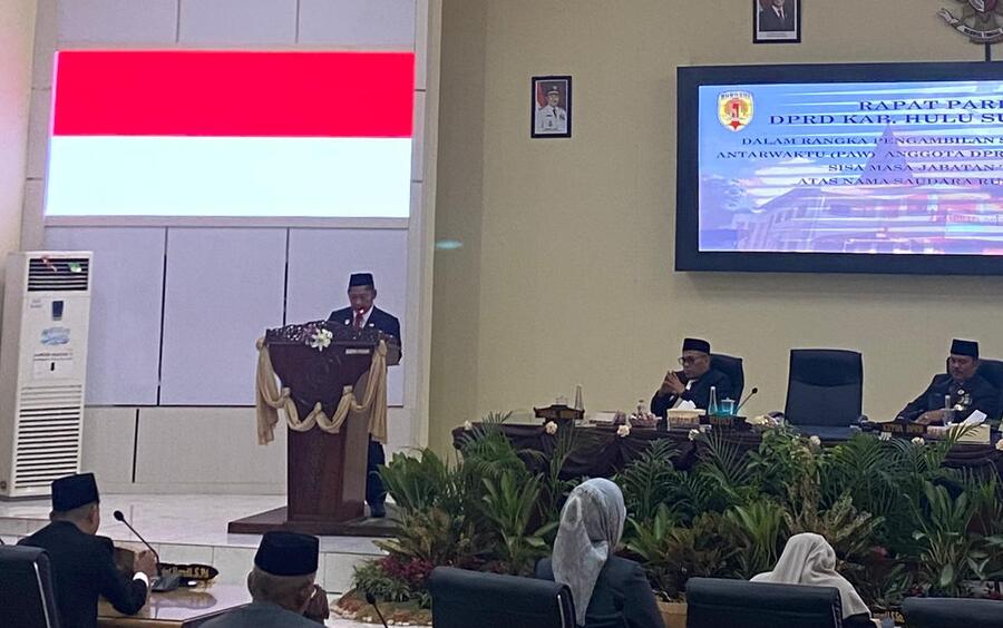 Bupati HST Hadiri Pelantikan PAW DPRD, Rusmaini Hardi Resmi Menjabat
