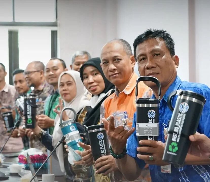 Pemkab HST Gencar Gaungkan “HST NO Plastik” Dengan Bawa Tumbler Saat Rapat