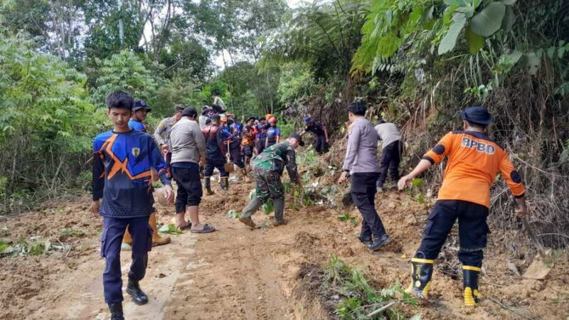 Akses Jalan Menuju Desa Papagaran Tertutup Longsor, Aparat dan Warga Bergerak Cepat