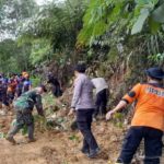 Akses Jalan Menuju Desa Papagaran Tertutup Longsor, Aparat dan Warga Bergerak Cepat
