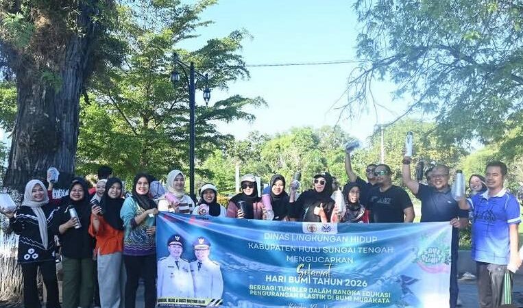 DLH HST Gaungkan Gaya Hidup Ramah Lingkungan, Bagikan 150 Tumbler di Hari Bumi