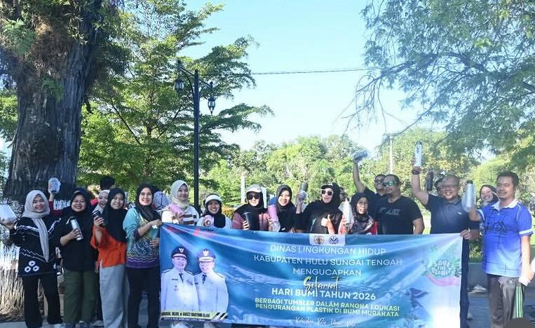 DLH HST Gaungkan Gaya Hidup Ramah Lingkungan, Bagikan 150 Tumbler di Hari Bumi