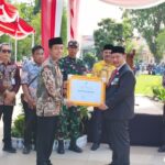 Bupati HST Serahkan Berbagai Penghargaan pada Peringatan Hardiknas dan Hari Otonomi Daerah, Komitmen Tingkatkan Pendidikan