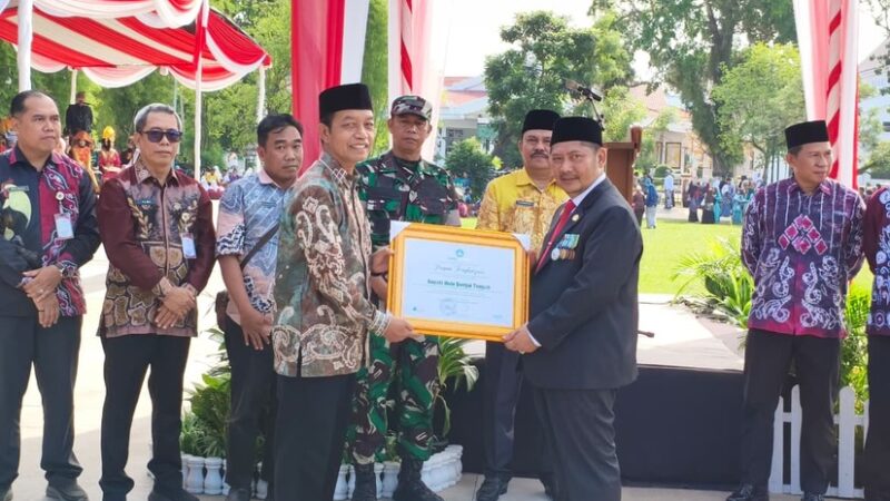 Bupati HST Serahkan Berbagai Penghargaan pada Peringatan Hardiknas dan Hari Otonomi Daerah, Komitmen Tingkatkan Pendidikan