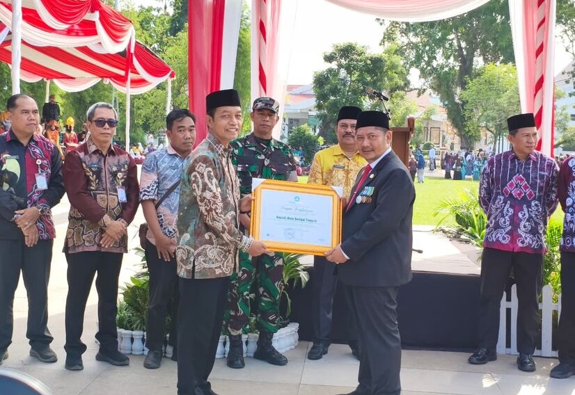 Bupati HST Serahkan Berbagai Penghargaan pada Peringatan Hardiknas dan Hari Otonomi Daerah, Komitmen Tingkatkan Pendidikan