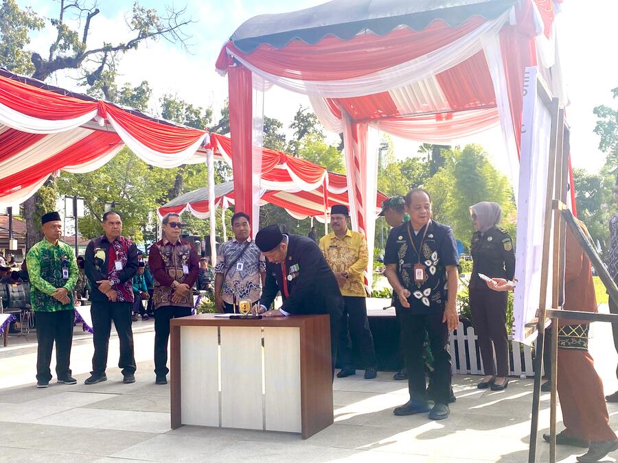 Bupati HST Tanda Tangani Komitmen, SPMB 2026/2027 di HST Ditegaskan Tanpa Diskriminasi
