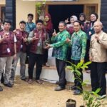 DLH HST dan Mahasiswa KKN di Desa Kindingan Hijaukan Bantaran Sungai, Tanam 1.300 Pohon Cegah Erosi
