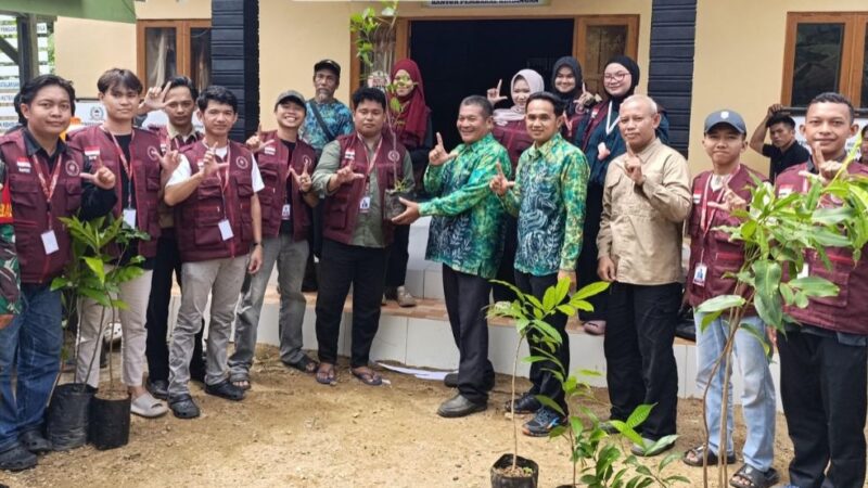 DLH HST dan Mahasiswa KKN di Desa Kindingan Hijaukan Bantaran Sungai, Tanam 1.300 Pohon Cegah Erosi