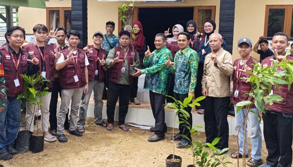 DLH HST dan Mahasiswa KKN di Desa Kindingan Hijaukan Bantaran Sungai, Tanam 1.300 Pohon Cegah Erosi