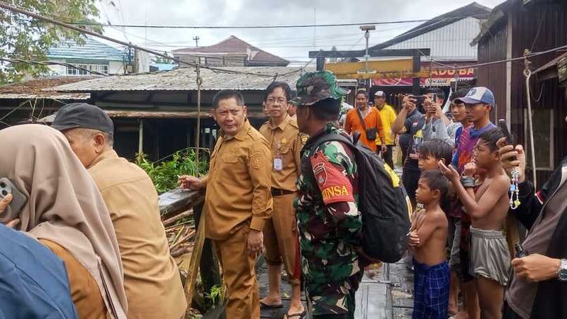 Antisipasi Banjir Meluas, Bupati HST Pastikan Penanganan Cepat Tumpukan Ranting di Jembatan Dharma