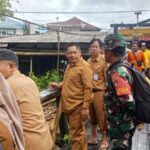 Antisipasi Banjir Meluas, Bupati HST Pastikan Penanganan Cepat Tumpukan Ranting di Jembatan Dharma