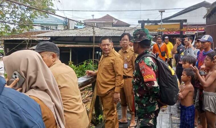 Antisipasi Banjir Meluas, Bupati HST Pastikan Penanganan Cepat Tumpukan Ranting di Jembatan Dharma