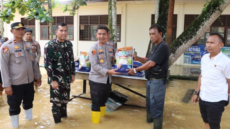 Polri- TNI HST Turun Langsung Tinjau Banjir di HST, Berikan Bantuan Untuk Warga Terdampak Banjir