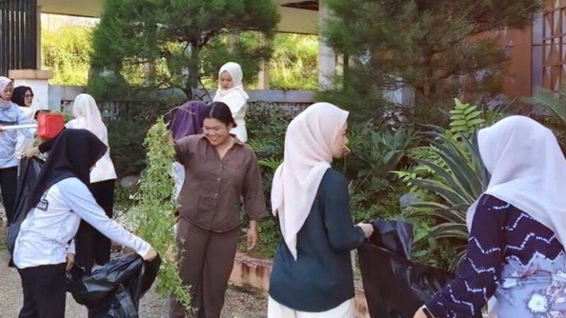 Laksanakan Jum’at Bersih, Sekretariat DPRD Balangan Ciptakan Lingkungan Kerja Bersih dan Nyaman