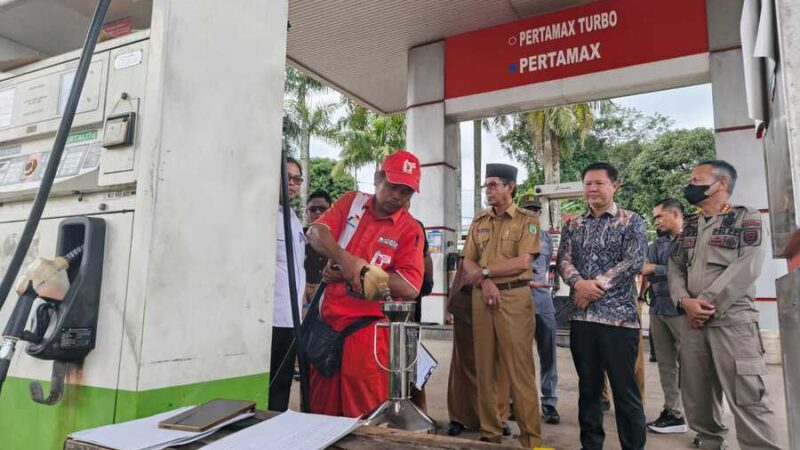 Sambangi SPBU Paringin, Wakil Ketua DPRD Balangan Pastikan Takaran BBM Sesuai Standar