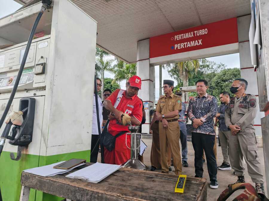 Sambangi SPBU Paringin, Wakil Ketua DPRD Balangan Pastikan Takaran BBM Sesuai Standar