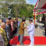 Bupati HST Serahkan Piagam Penghargaan dan Cinderamata kepada ASN Purna Tugas