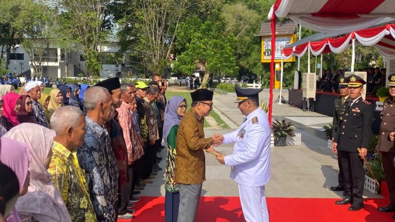 Bupati HST Serahkan Piagam Penghargaan dan Cinderamata kepada ASN Purna Tugas