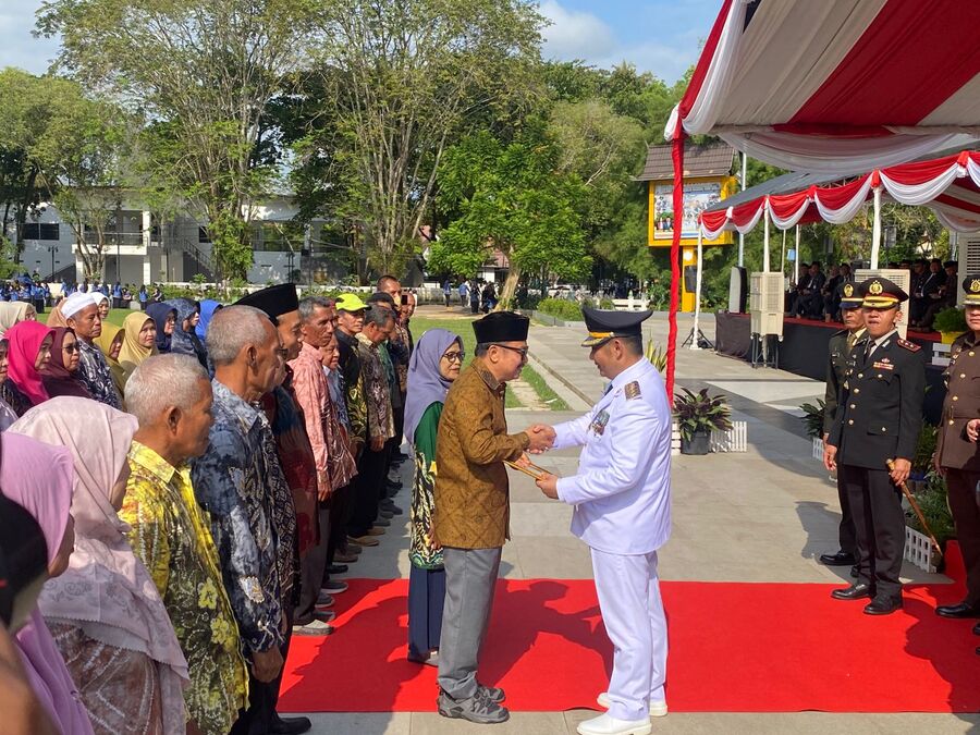 Bupati HST Serahkan Piagam Penghargaan dan Cinderamata kepada ASN Purna Tugas