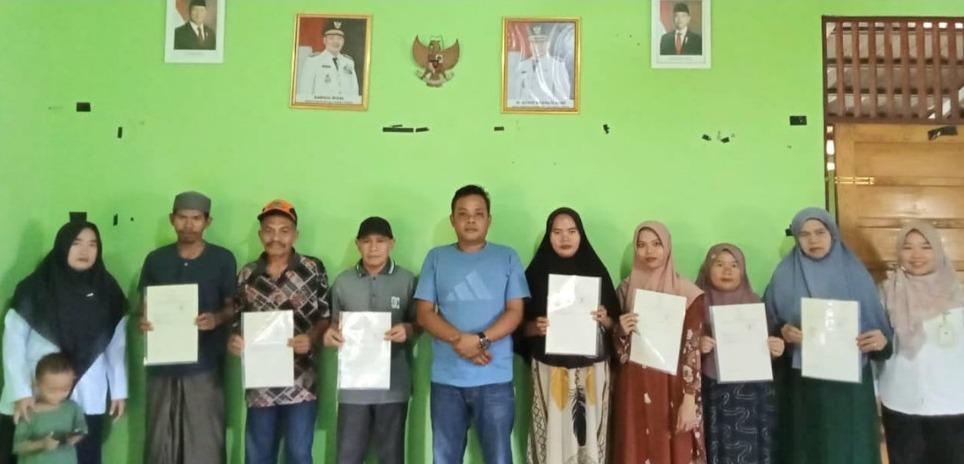 Kantor Pertanahan Hulu Sungai Tengah Serahkan Sertipikat PTSL kepada Masyarakat Desa Abung Surapati