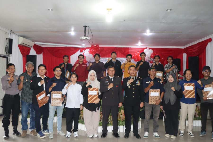 Merawat Kepercayaan Publik, Kapolres HST Apresiasi Peran Media Dan Berikan Penghargaan Pada Wartawan