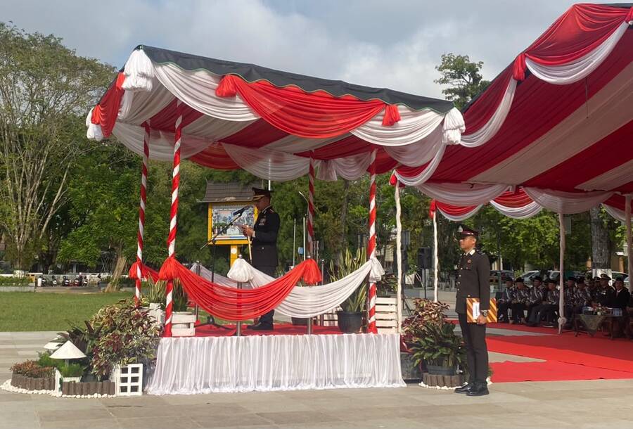 Upacara Peringatan Hari Bhayangkara ke-80 Berjalan Khidmat, Polres HST Beri Apresiasi kepada Anggota Berprestasi