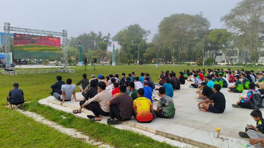 Antusias Ratusan Warga Padati Taman Dwi Warna, Pemkab HST Gelar Nobar Piala Dunia