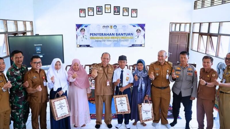 Ringankan Beban Orang Tua Siswa, Pemkab HST Salurkan Seragam dan Sepatu Gratis
