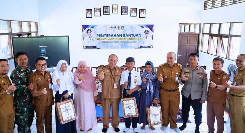 Ringankan Beban Orang Tua Siswa, Pemkab HST Salurkan Seragam dan Sepatu Gratis