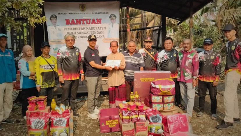 Ringankan Beban Warga Terdampak, Pemkab HST Salurkan Bantuan Korban Kebakaran di Mahang Matang Landung