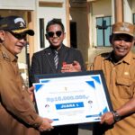 Bupati HST Serahkan Penghargaan Desa Berprestasi, Dorong Inovasi dan Penguatan Ekonomi Desa