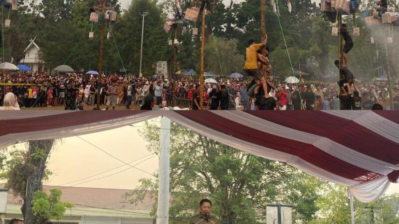 20 Pohon Panjat Pinang KNPI HST Jadi Tontonan Ribuan Warga, Bupati HST: Bukan Hanya Hadiah, tapi Kebersamaan