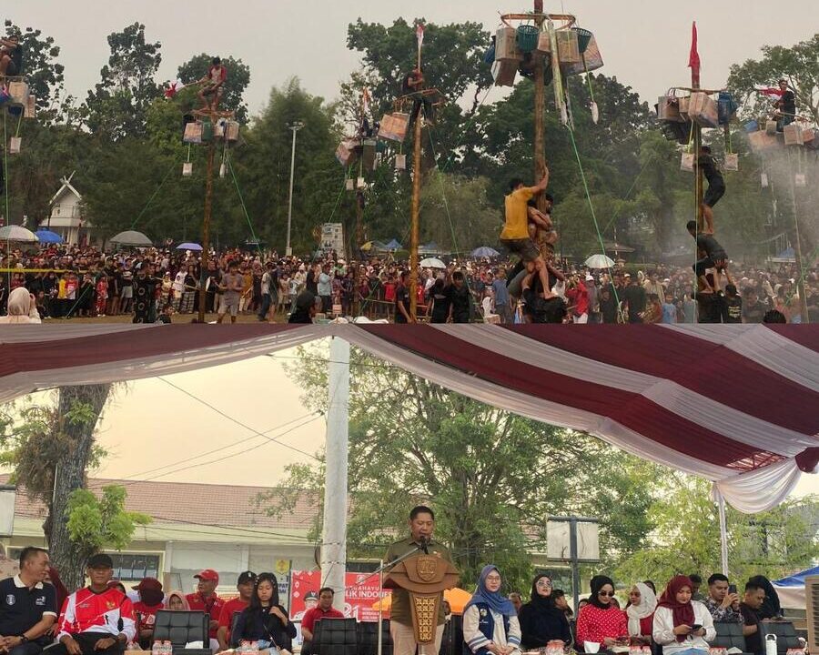 20 Pohon Panjat Pinang KNPI HST Jadi Tontonan Ribuan Warga, Bupati HST: Bukan Hanya Hadiah, tapi Kebersamaan