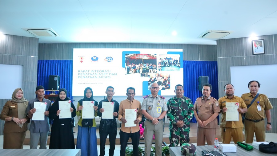 Kantor Pertanahan HST Serahkan Sertipikat Aset Pemerintah dan PTSL kepada Masyarakat