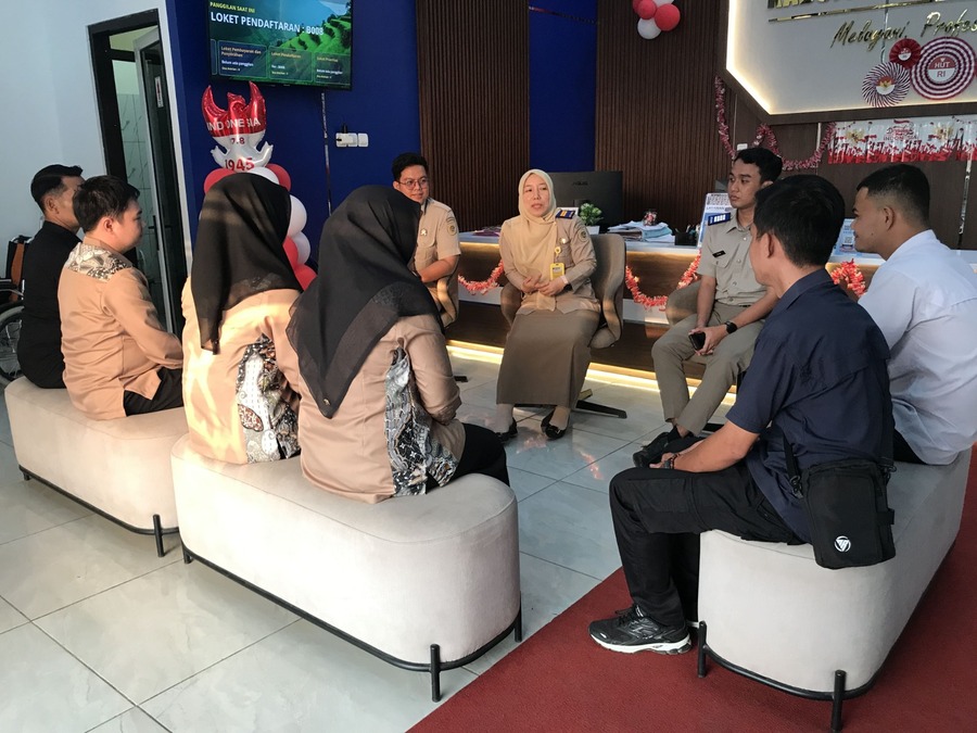 Perkuat Kualitas Pelayanan, Kantah HST Rutin Gelar Briefing Petugas Loket