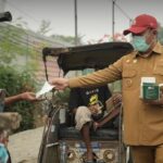 Bupati HST Turun ke Jalan Bagikan Masker Gratis, Ajak Warga Waspadai Dampak Kabut Asap