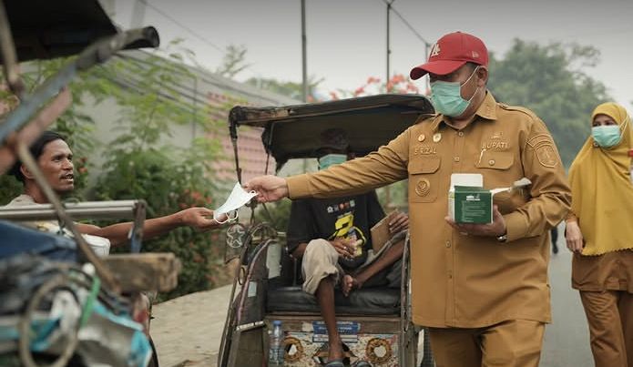 Bupati HST Turun ke Jalan Bagikan Masker Gratis, Ajak Warga Waspadai Dampak Kabut Asap