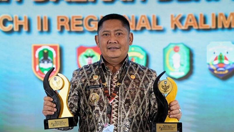 Bupati HST Terima Dua Penghargaan, Torehkan Prestasi di Bidang Hunian dan Pendidikan